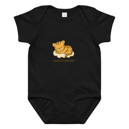 Baby-Body Schlafender Tiger – Sanft & verspielt im Baddeldaddel Design!