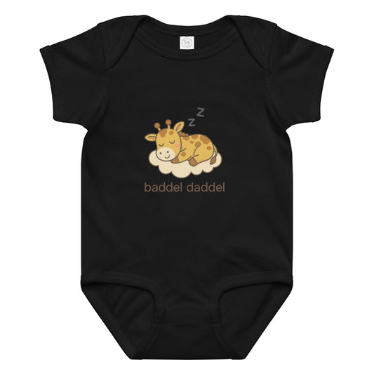 Baby-Body Schlafende Giraffe – bequem & süß im Baddeldaddel Design!