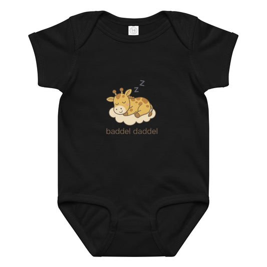 Baby-Body Schlafende Giraffe – süß träumen im Baddeldaddel Design!