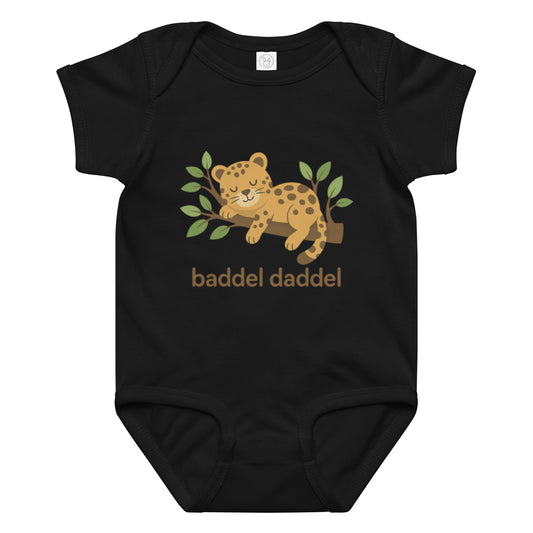 Baby-Body Schlafender Leopard auf Ast – Für kleine Träumer im Baddeldaddel Design!