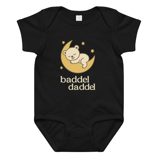 Baby-Body Schlafender Bär auf dem Mond – Kuschelweich im Baddeldaddel Design!