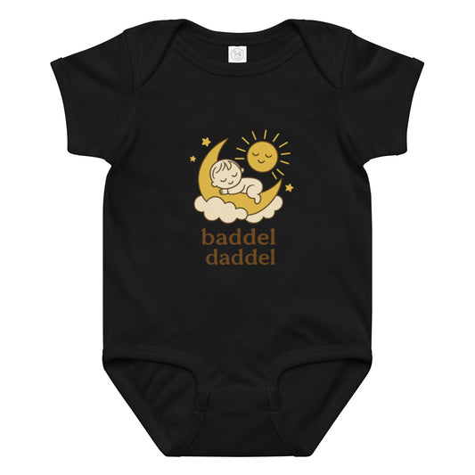 Sanfte Träume garantiert – Baby-Body mit Schlafmotiv im Baddeldaddel Design