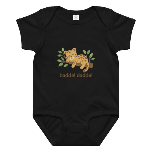 Baby-Body Schlafender Leopard auf Ast – Traumhaft weich im Baddeldaddel Design!
