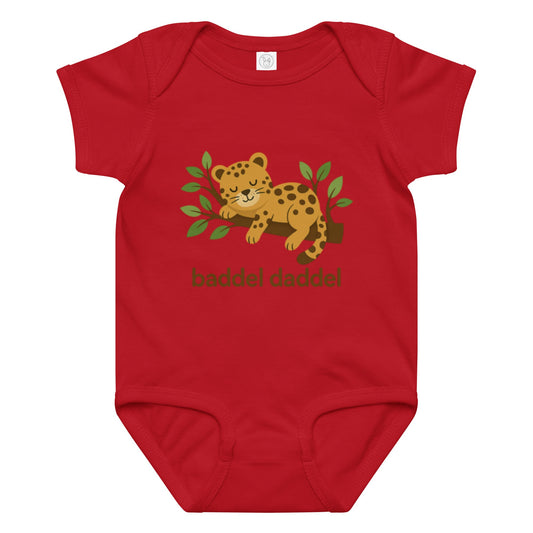 Baby-Body Schlafender Leopard auf Ast – Für kleine Träumer im Baddeldaddel Design!
