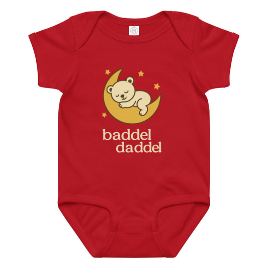 Baby-Body Schlafender Bär auf dem Mond – Kuschelweich im Baddeldaddel Design!