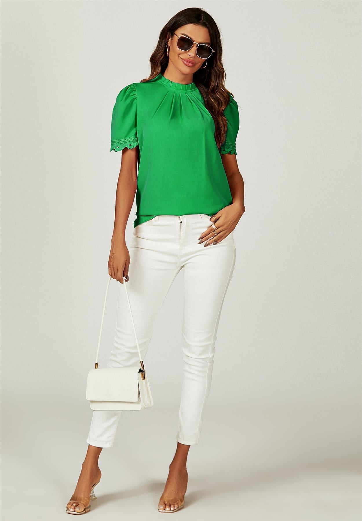 Grænn blússutoppur með stuttum ermum og háum kraga