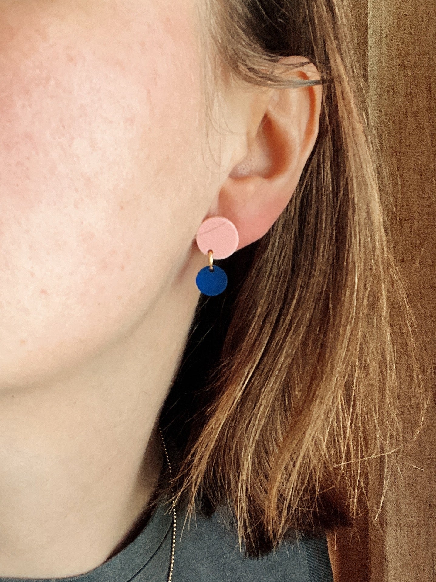 Big Dotty Acryl Ohrringe in hellrosa tiefblau