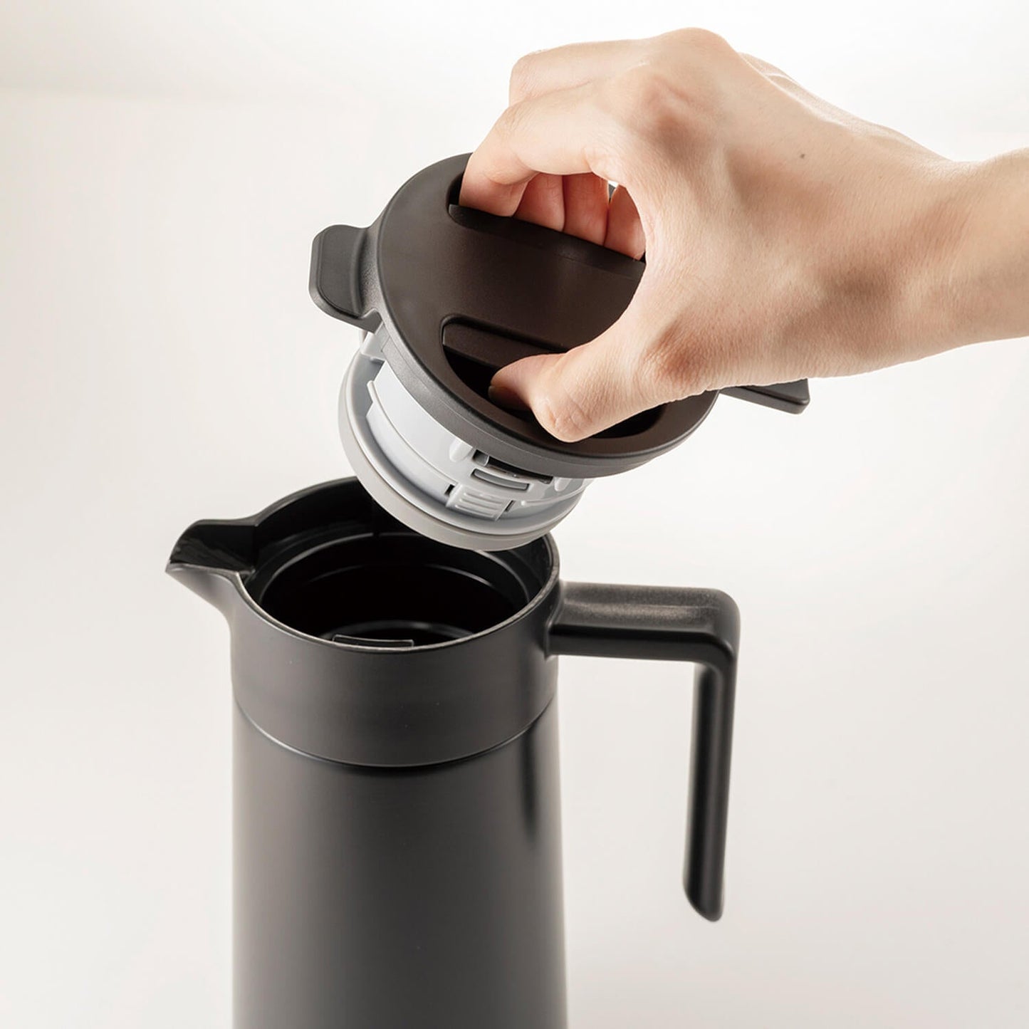 Hario Thermal Server with Ceramic Coating – 600ml Insulated Coffee Carafe