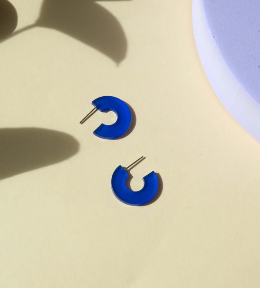 Creolen Simmi aus Acryl und Edelstahl in tiefblau