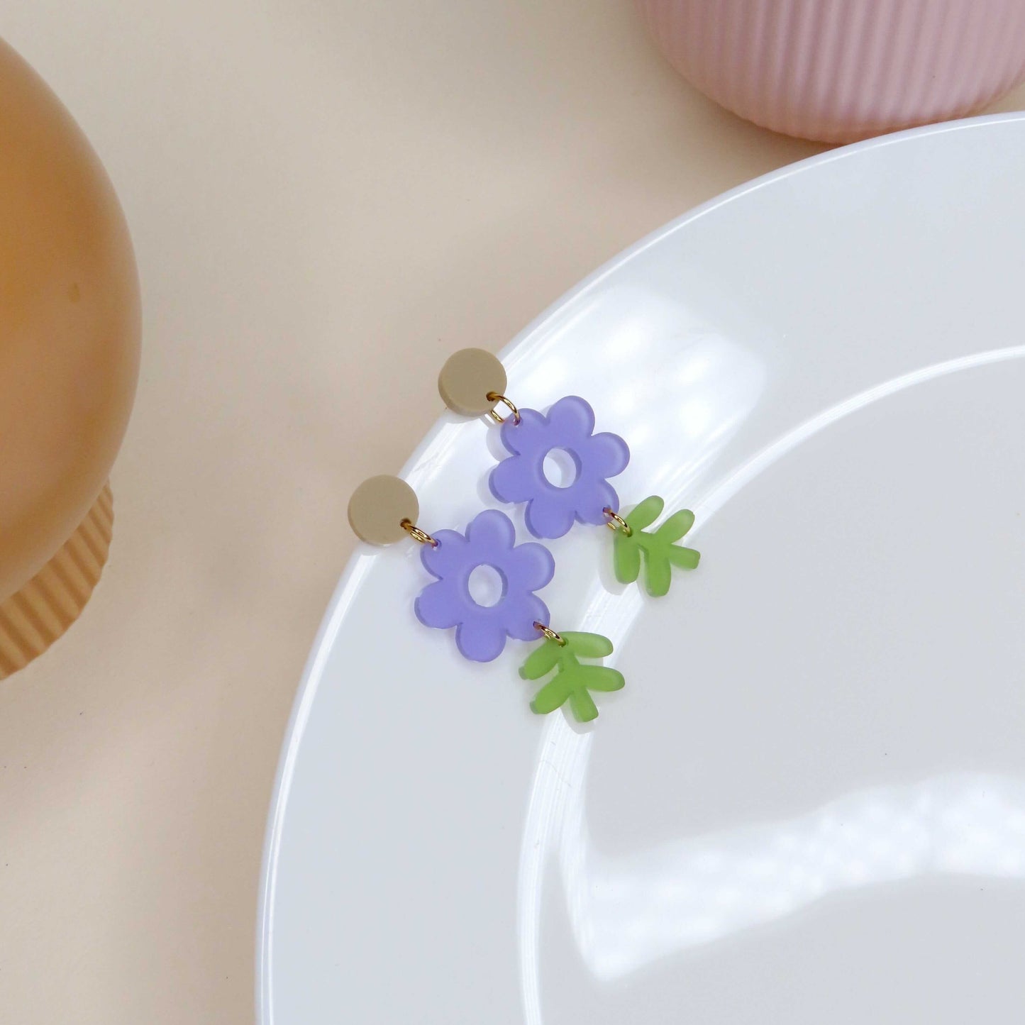 Violette Gänseblümchen Statement Ohrringe