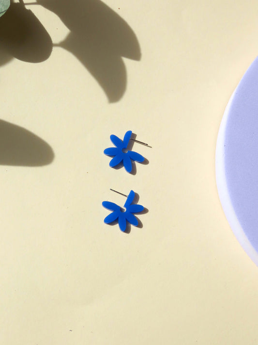 Creolen Flower aus Acryl und Edelstahl in kobaltblau