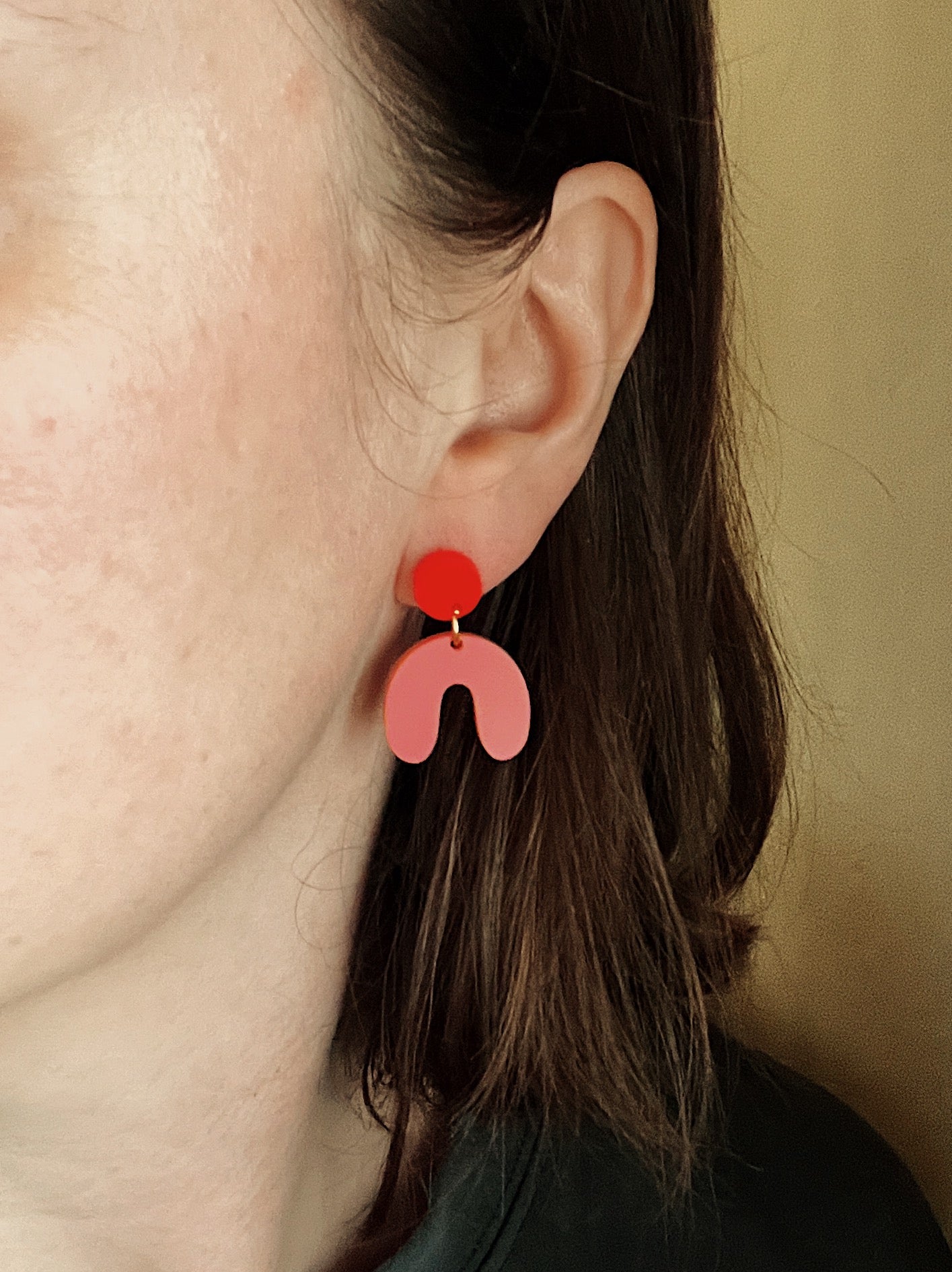 Kleine Arch Bogen Ohrringe in knallrot erdbeer