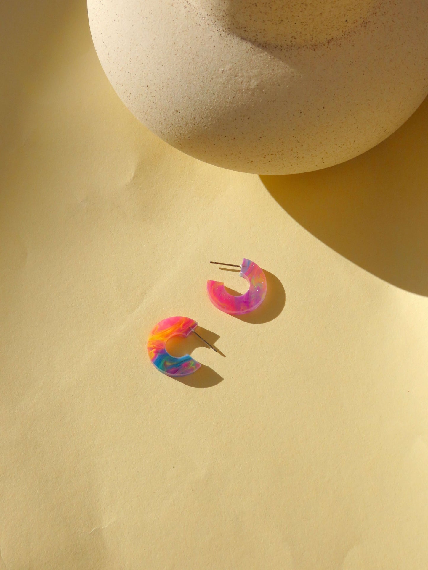 Creolen Simmi aus Acryl und Edelstahl in fantasy