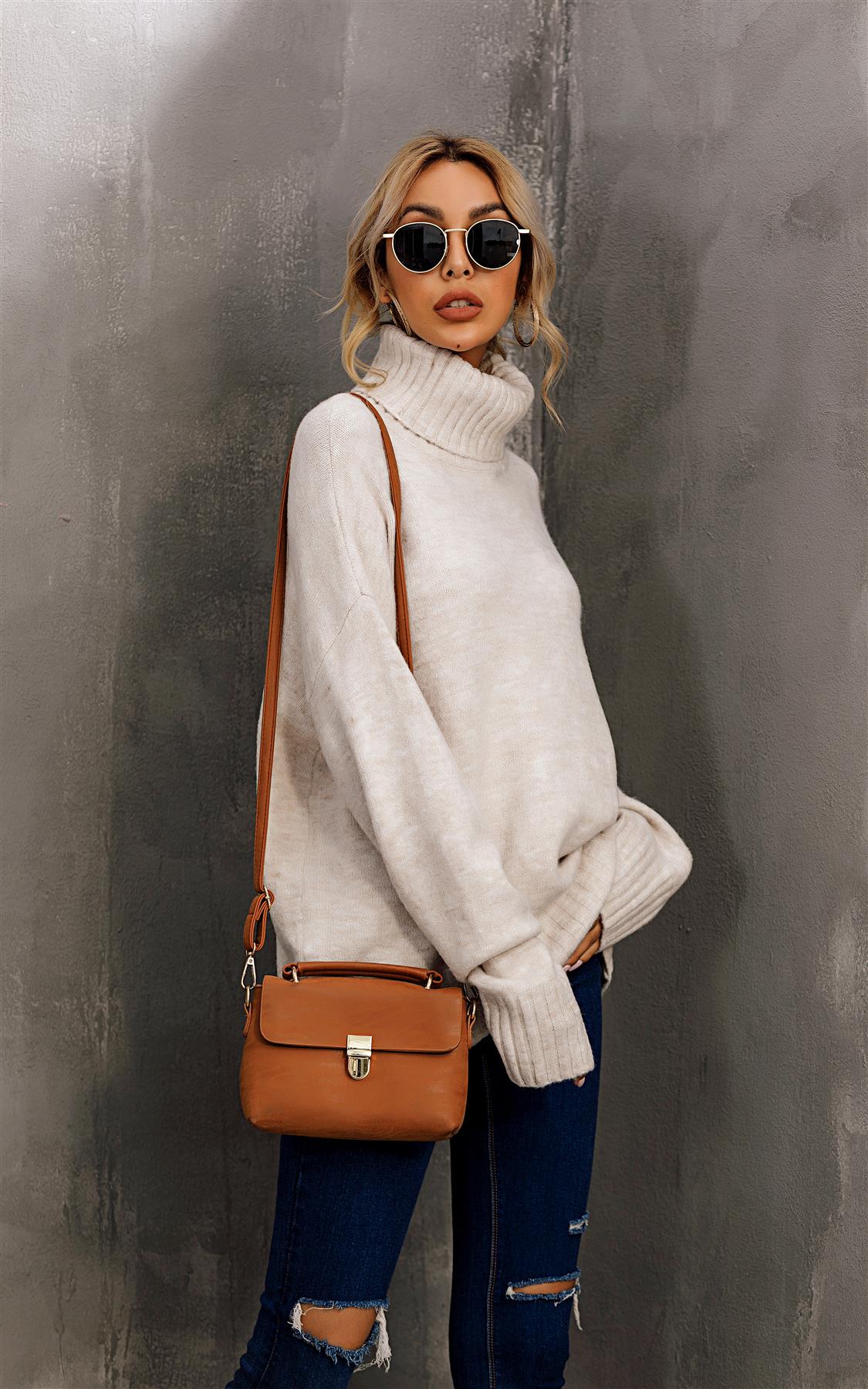 Peysutoppur með háum hálsi í kremlituðum lit