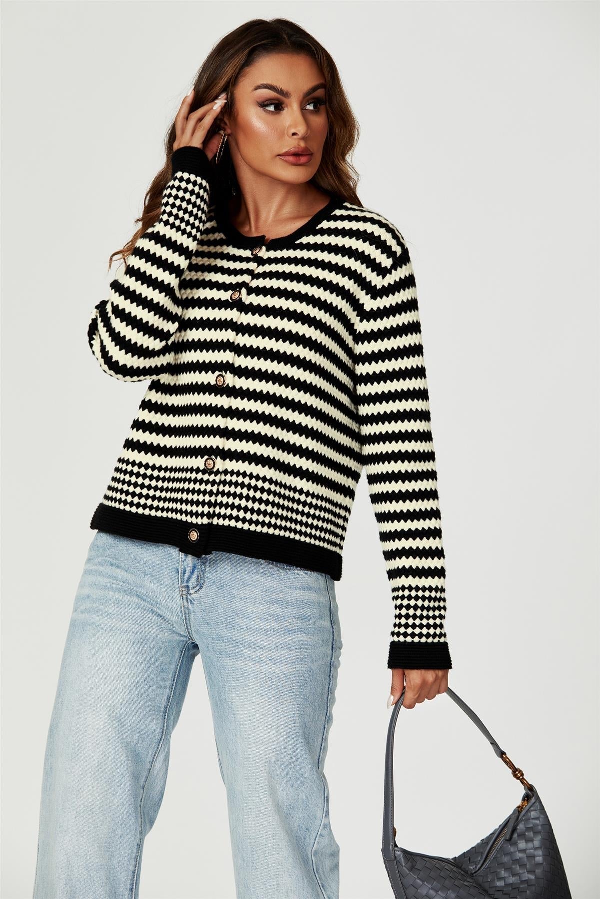 Prjónuð peysa með geo-mynstri og svörtu