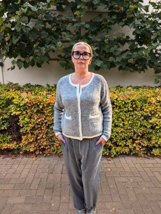 Cardigan Chanel Style Damen Strickjacke Bouclé Grau Beige Viskose Goldknöpfe One Size - von EFFENY