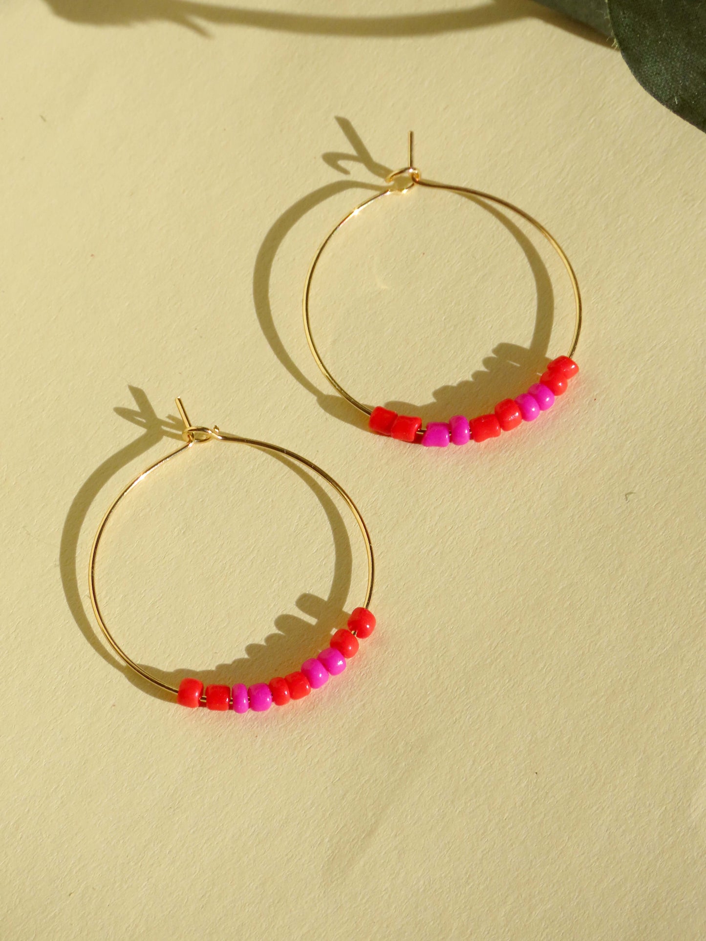 Hoops aus vergoldetem Edelstahl mit Toho Seed Perlen in rot pink