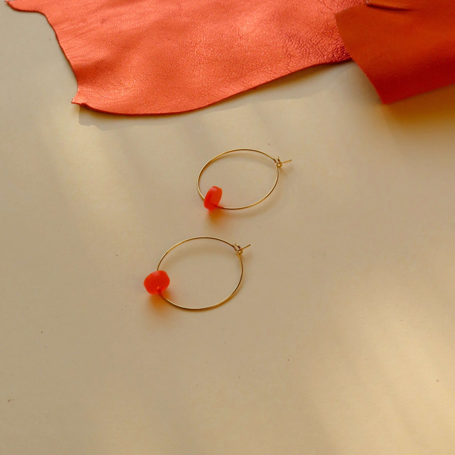 Neon Orange Dots Hoops aus Edelstahl