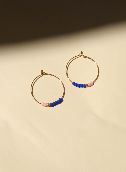 Hoops aus Edelstahl mit Toho Seed Perlen in blau und rosa