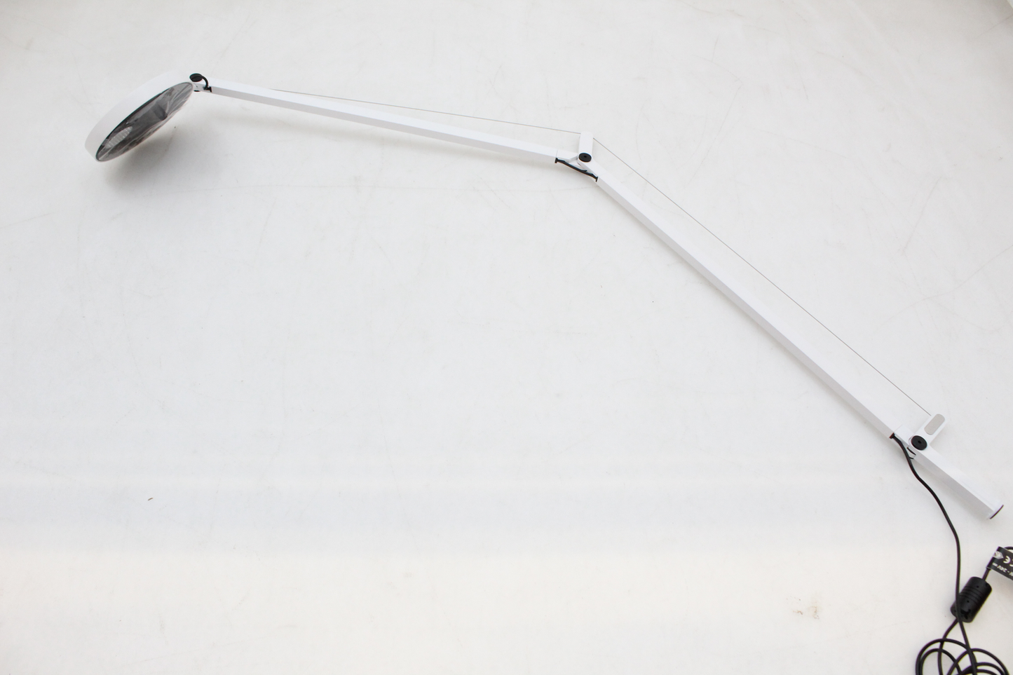 B-flokks Demetra Tavolo LED Body M. Viðveruskynjari, hvít borðlampi.