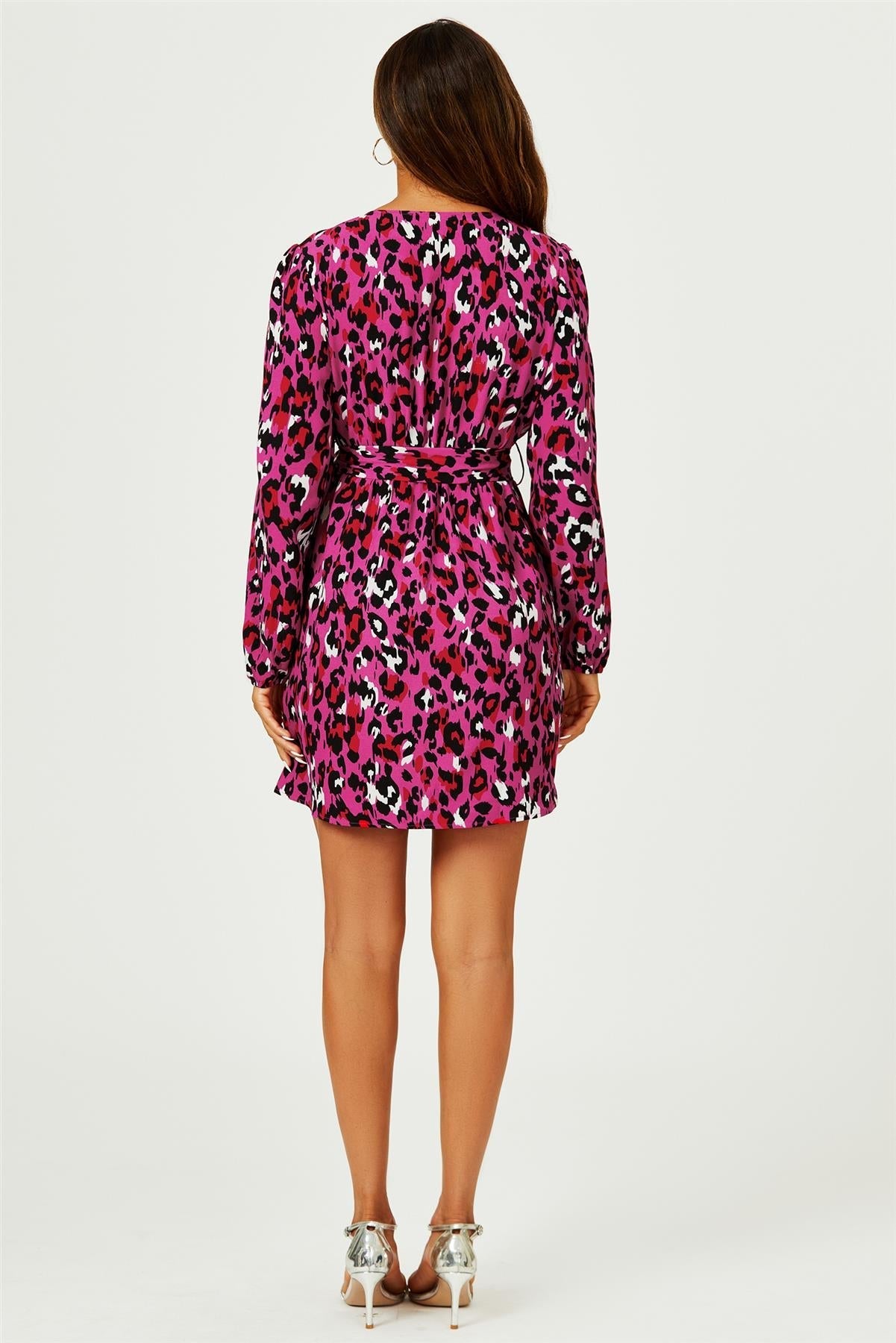 Magenta litríkur, lúðaraprentaður, umslagsminnkjóll