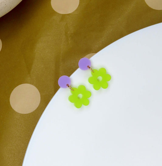 Single Daisy Acryl Ohrringe mit Edelstahlstecker in flieder lime