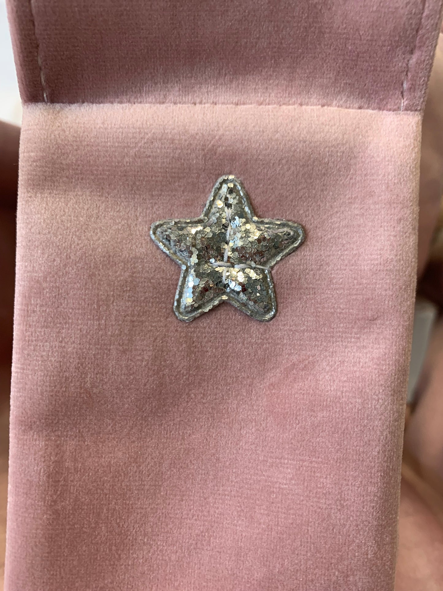 Zauberhafte Holzschaukel für das Kinderzimmer