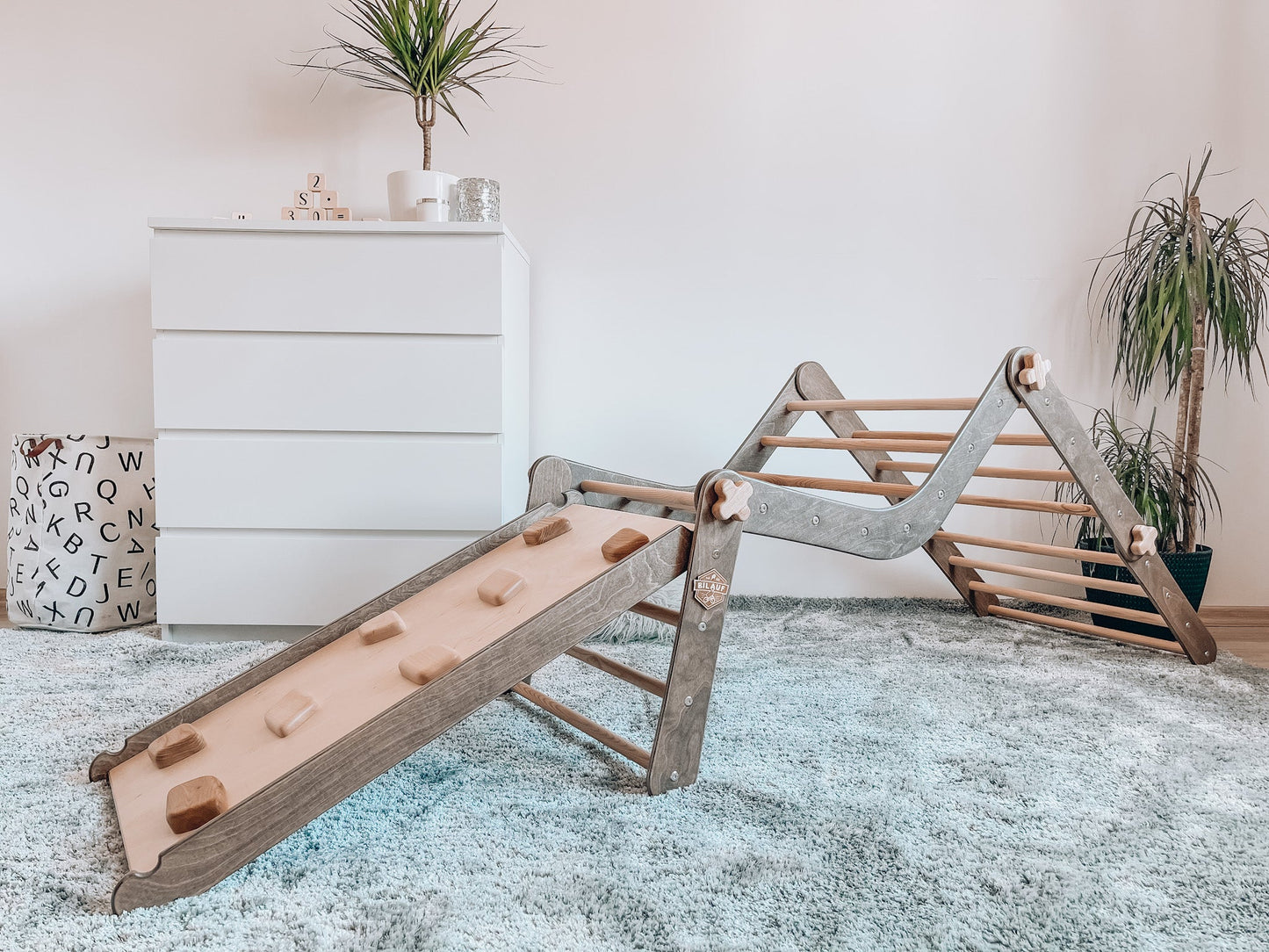 Brown Chipmunk Rock mit Rutsche – Spielspaß und motorische Förderung