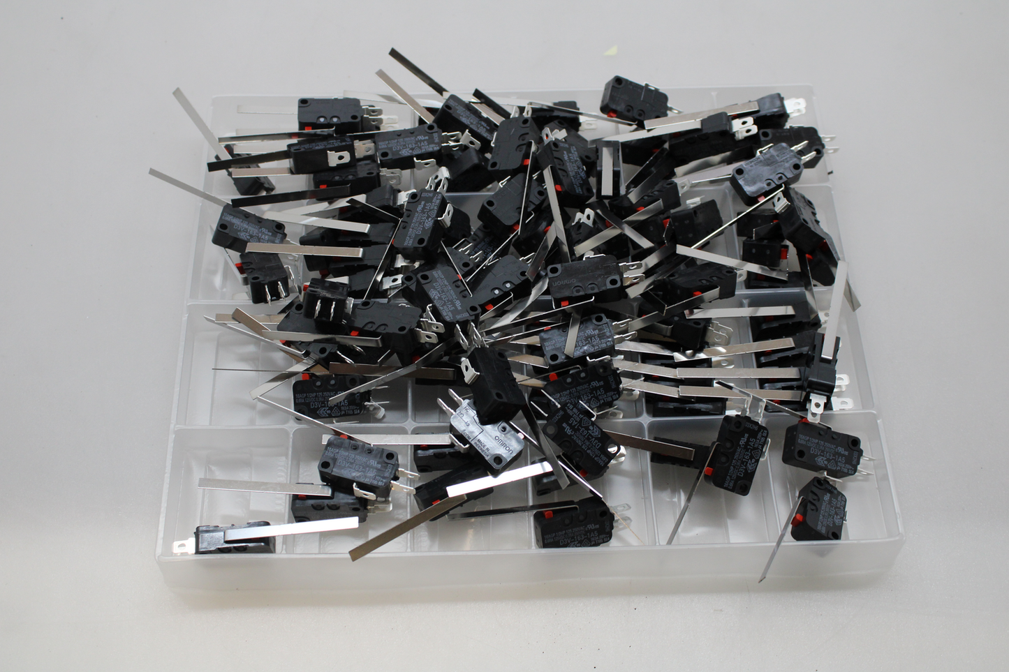 B-Ware Omron 1 X Mikroschalter Snap Action 16 A/250 Vac 10 A/30 Vdc Hebelschalter 100 Stück