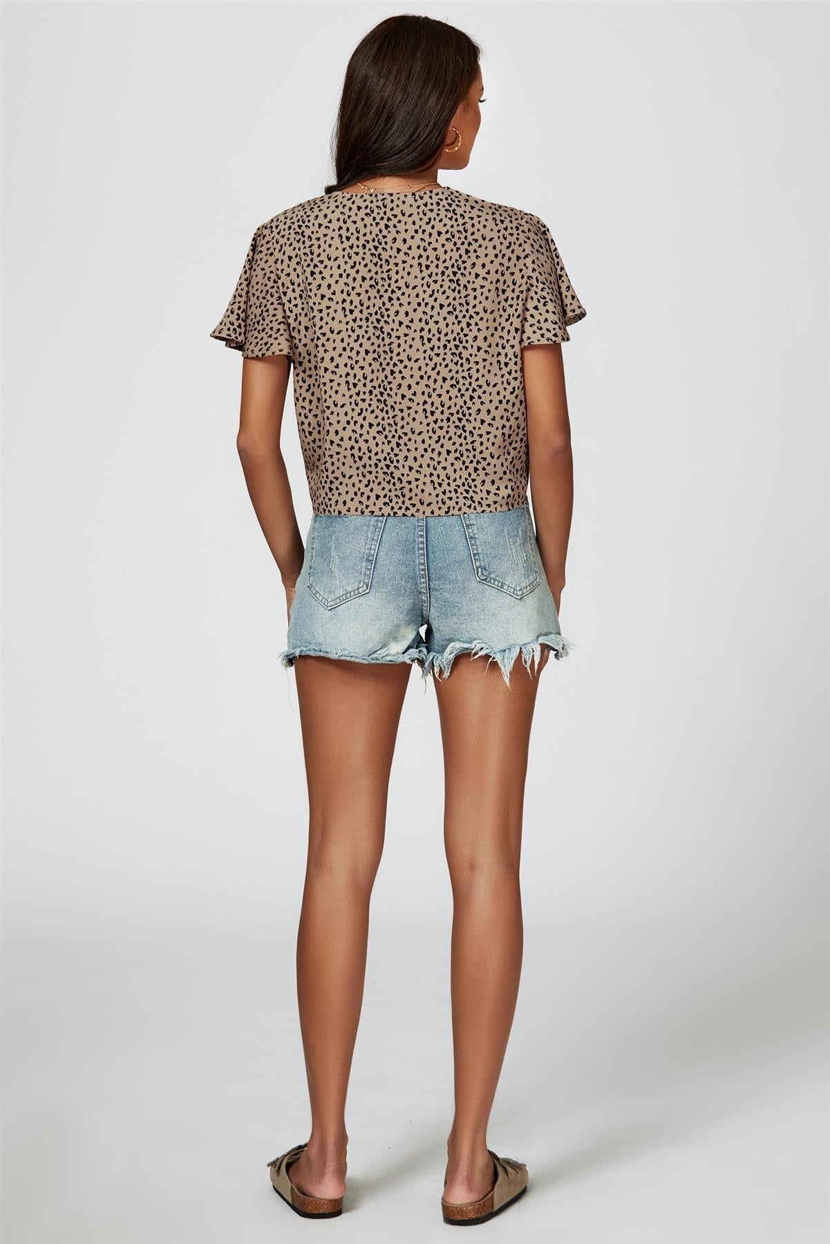 Beige klipptur toppur með hnúti að framan og hnöppum