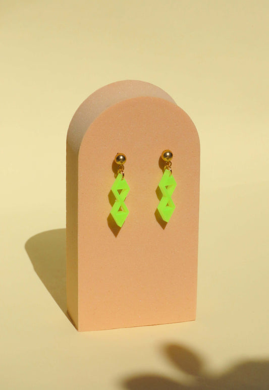 Geometrische Neon Acryl Ohrstecker – Einzigartige Doppelraute in Gelb-Grün