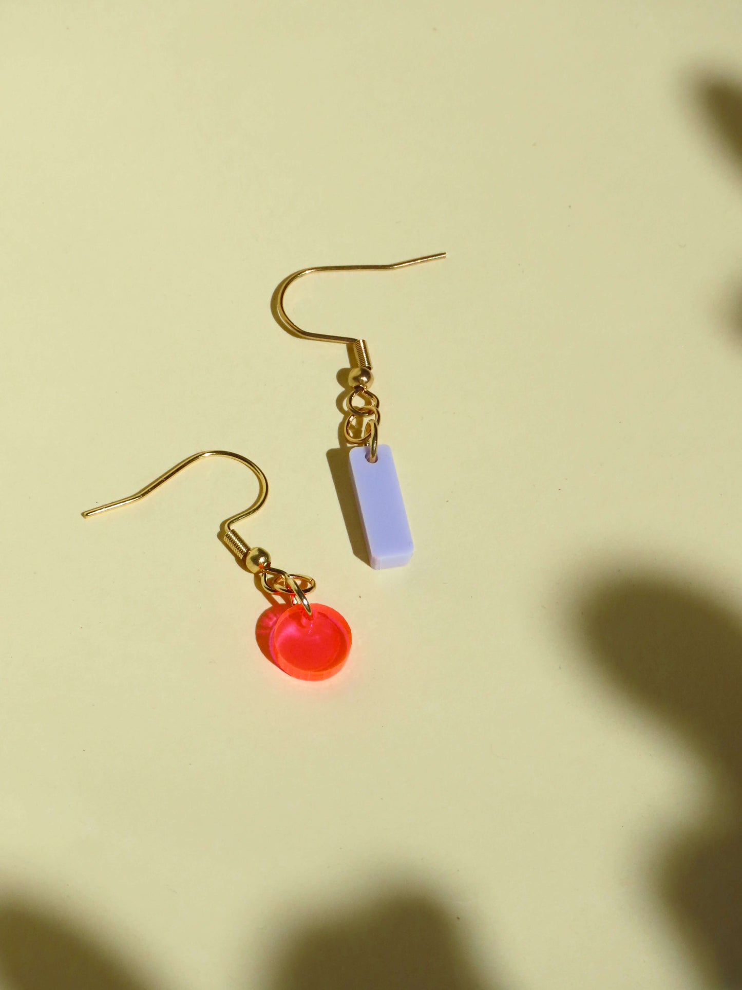 Dots und Stick Hänger Ohrringe in neon pink und flieder