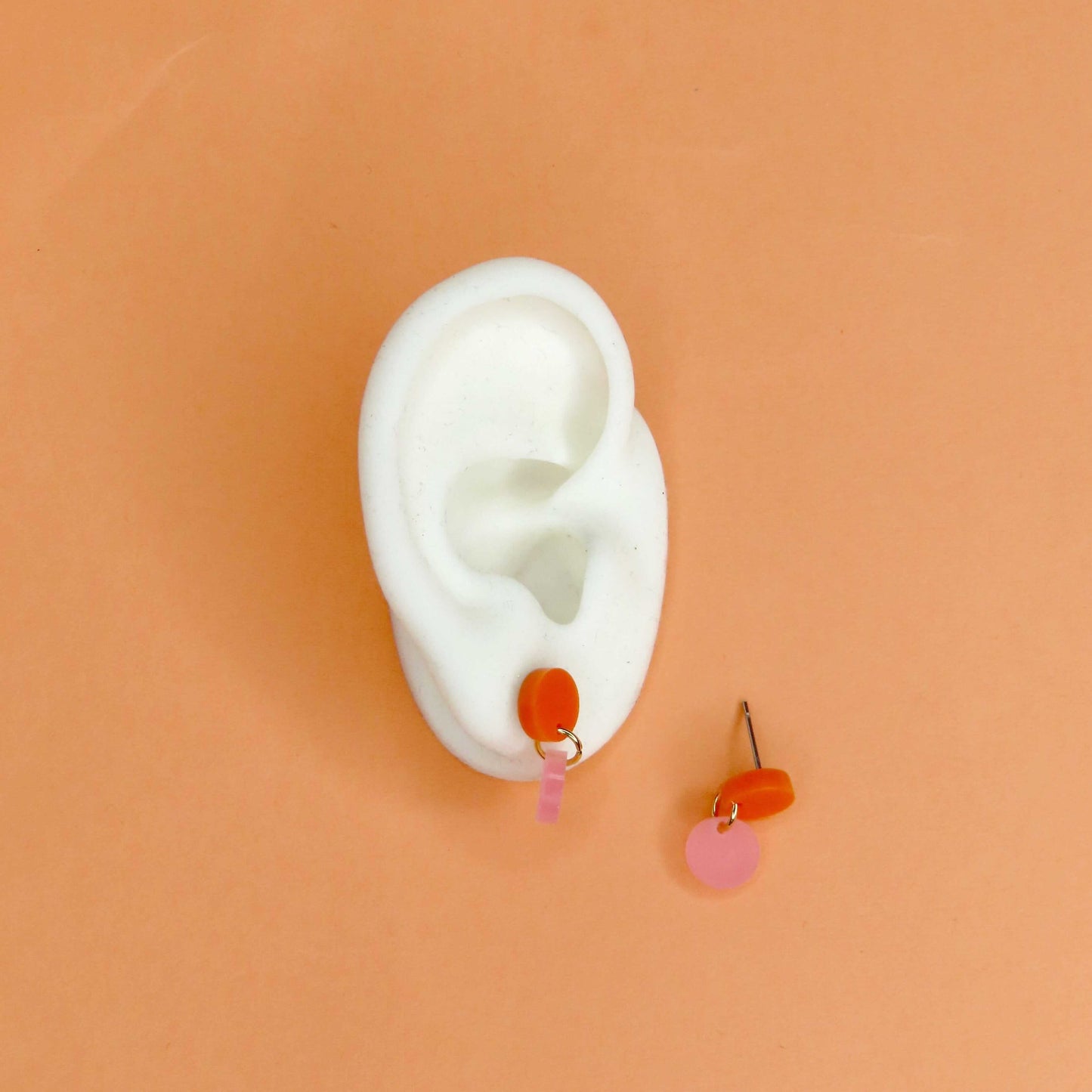 Dotty Acryl Ohrringe in orange eisrosa