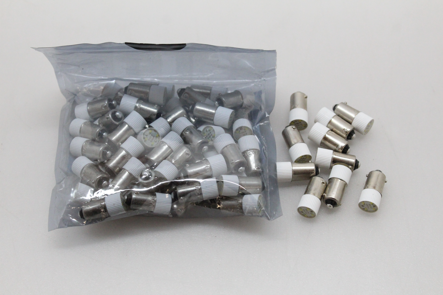 Barthelme 70113282 T10 Ba9 S Multi 4 Chips Flatpera Hvít 6 V, B-flokks, 60 stykki