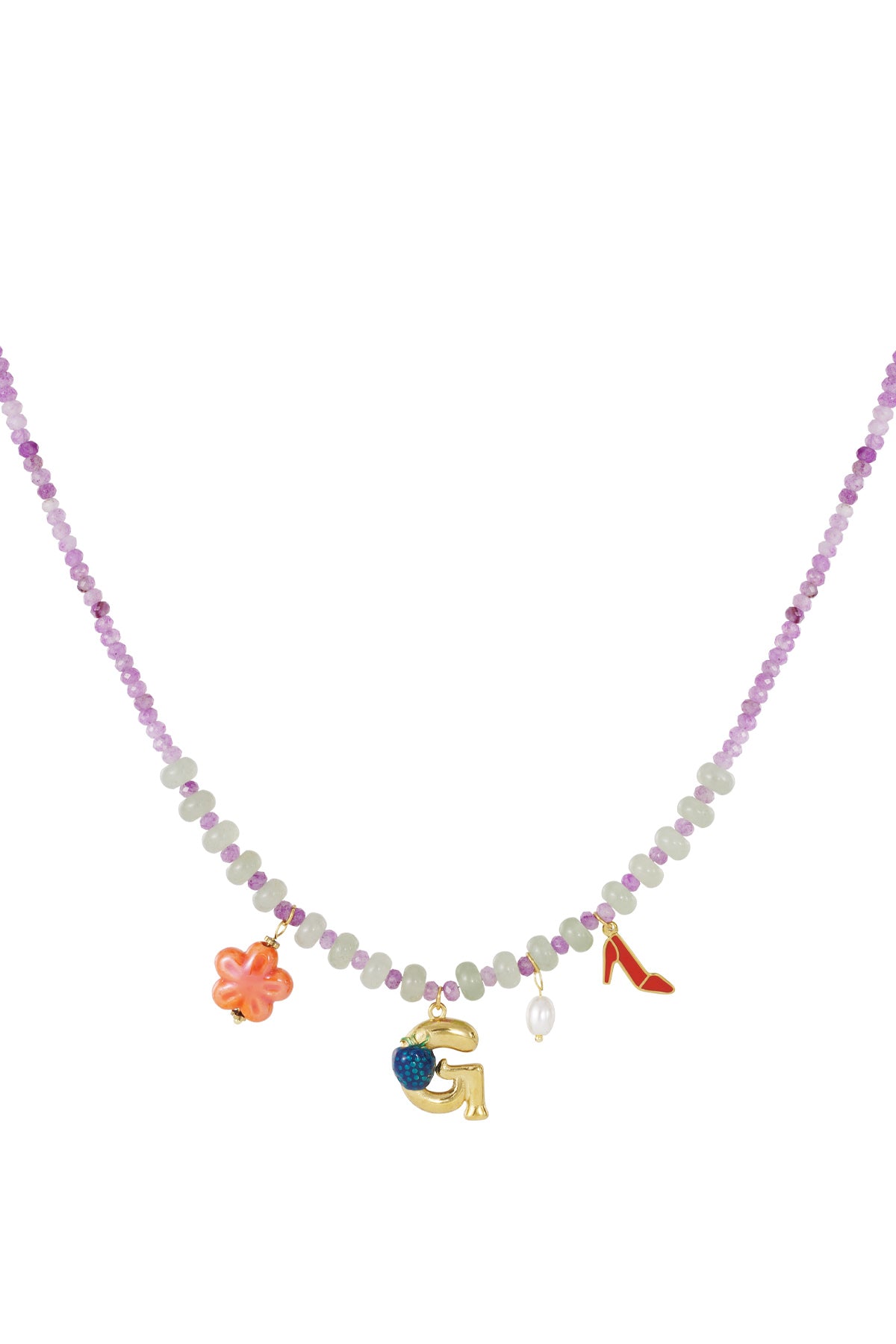 Fröhliche Perlenkette mit Initialen und Anhängern