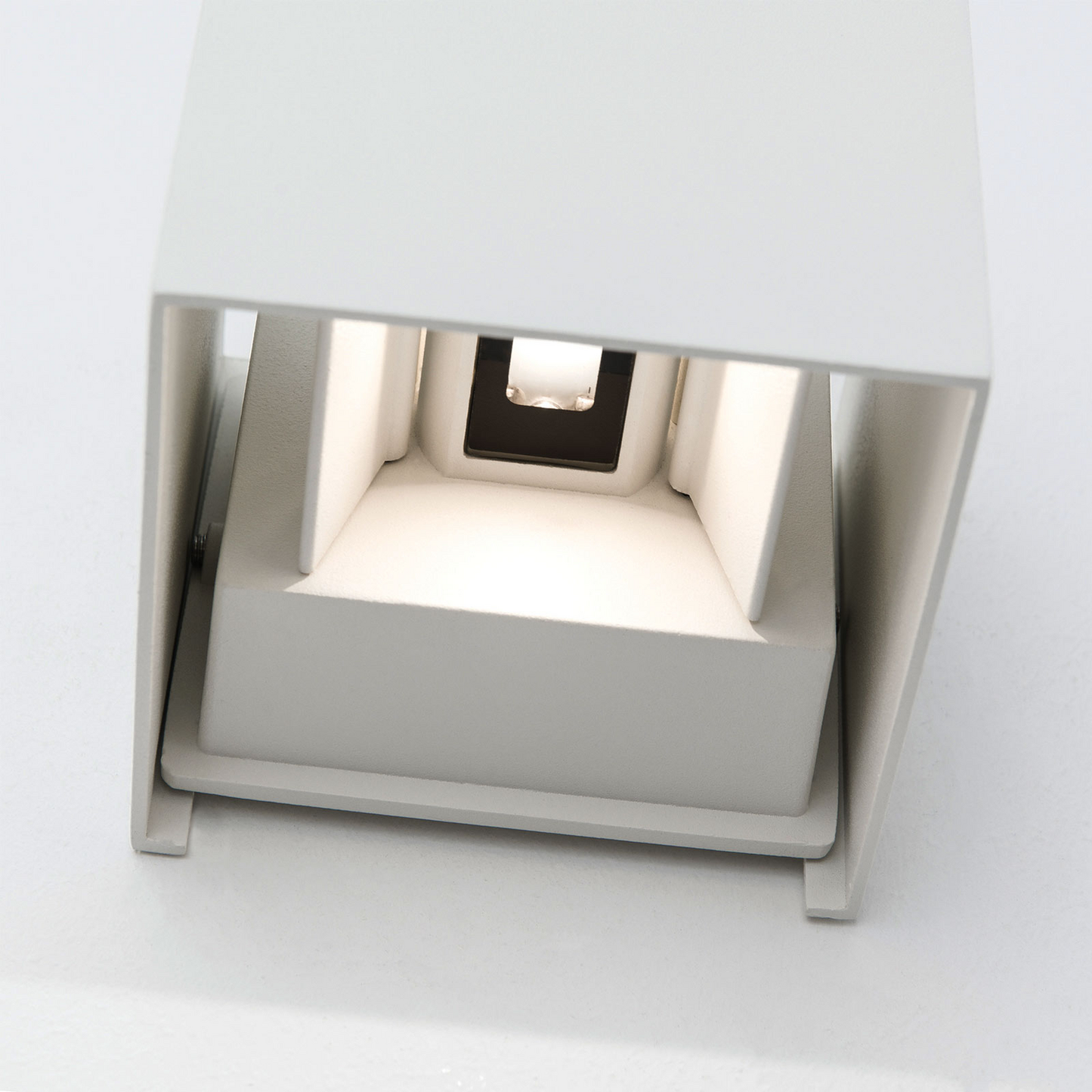 B-flokks LED útiveggljós, teningur, hvítur málmur, 10 cm, upp/niður veggljós