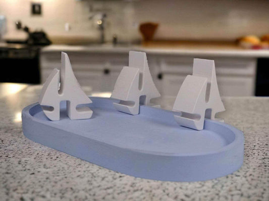 Maritimer Dekoteller mit Segelbooten – Handgefertigte Keramik-Deko in Wunschfarben