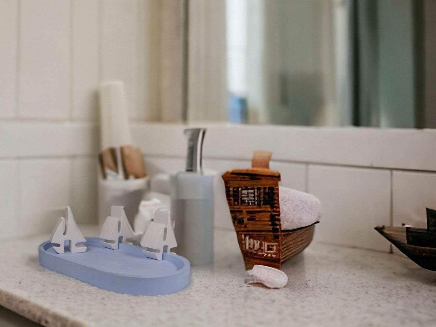 Maritimer Dekoteller mit Segelbooten – Handgefertigte Keramik-Deko in Wunschfarben
