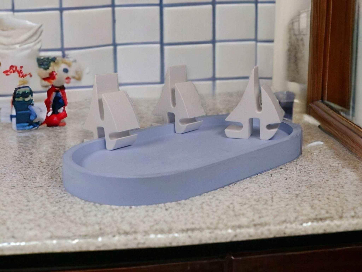 Maritimer Dekoteller mit Segelbooten – Handgefertigte Keramik-Deko in Wunschfarben