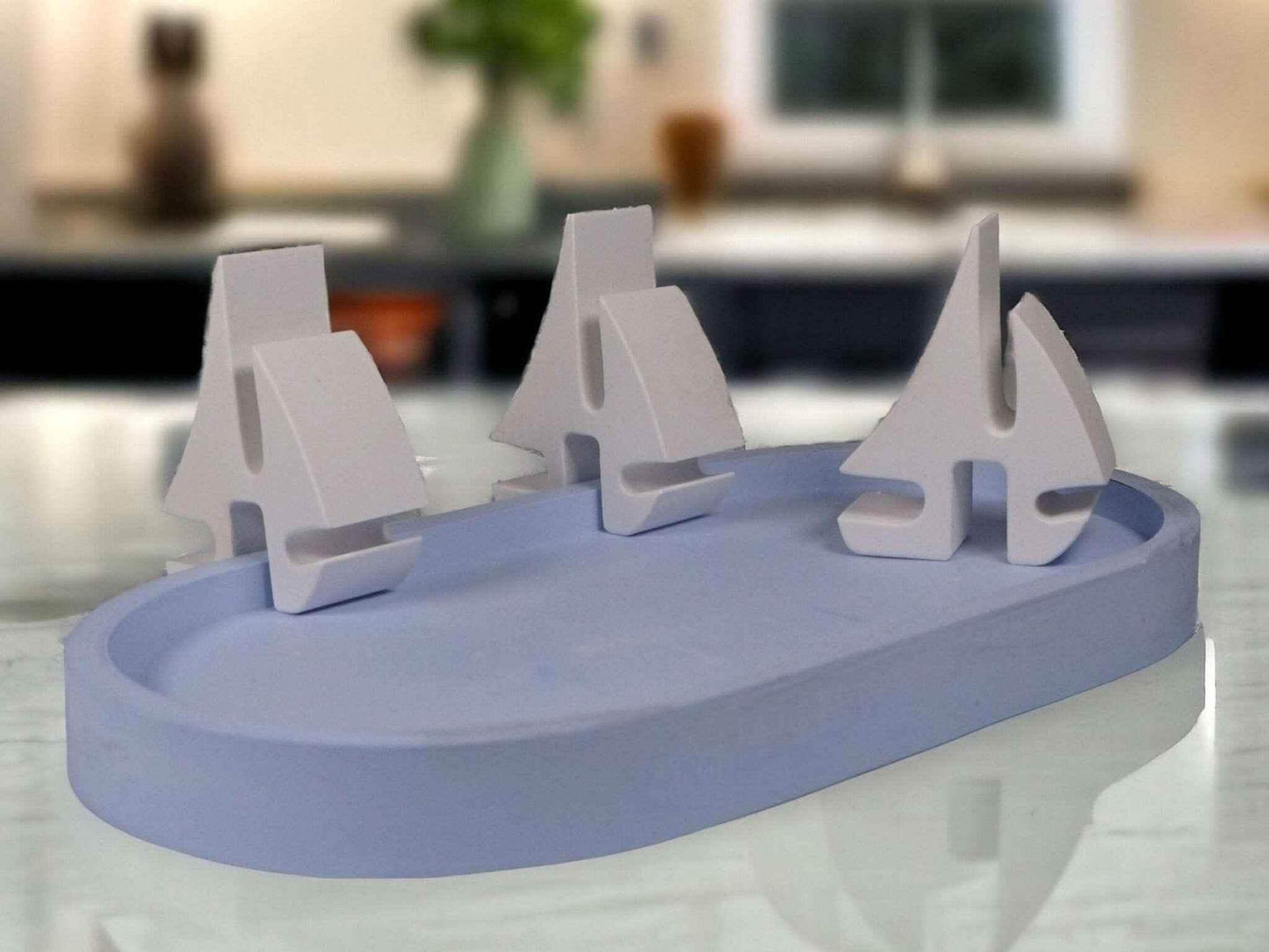 Maritimer Dekoteller mit Segelbooten – Handgefertigte Keramik-Deko in Wunschfarben