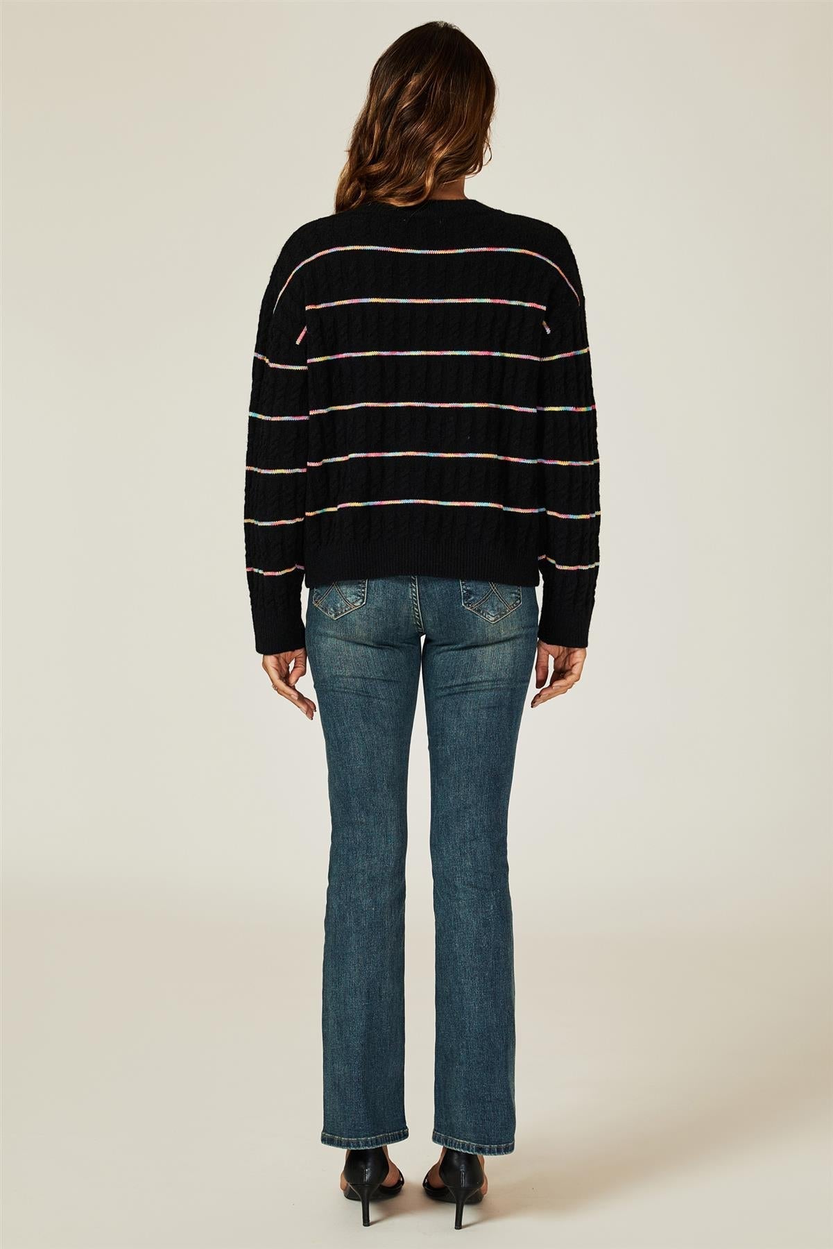 Prjónuð peysa með regnbogaröndum í svörtu