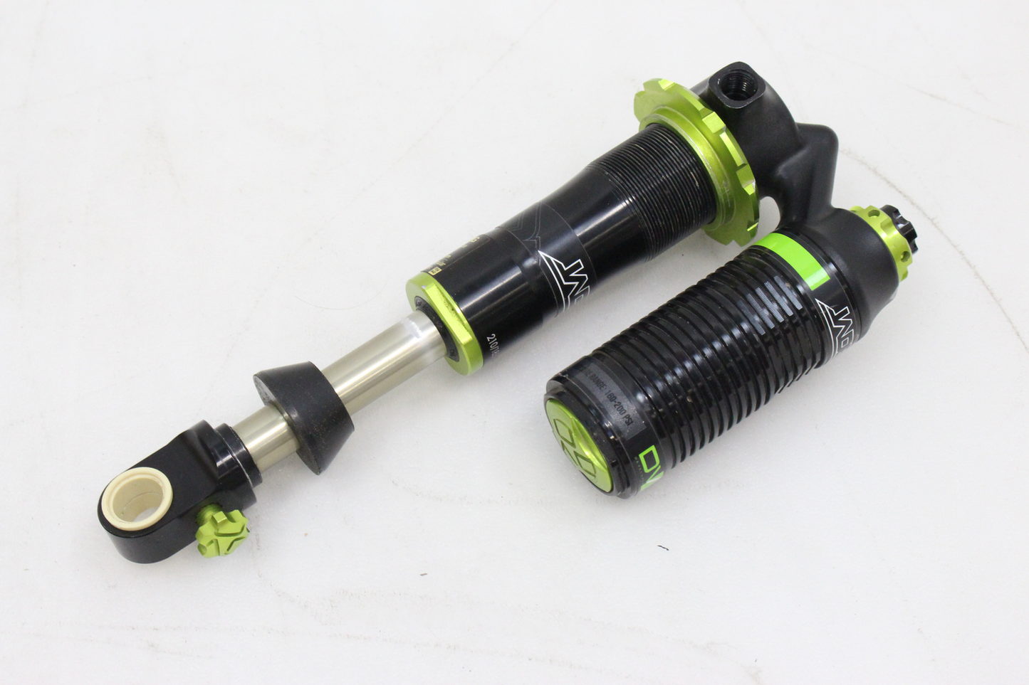 B-flokks Dvo Suspension Jade Trunnion höggdeyfir, hjóladempari, 185x52,5 mm. Sjá myndir.