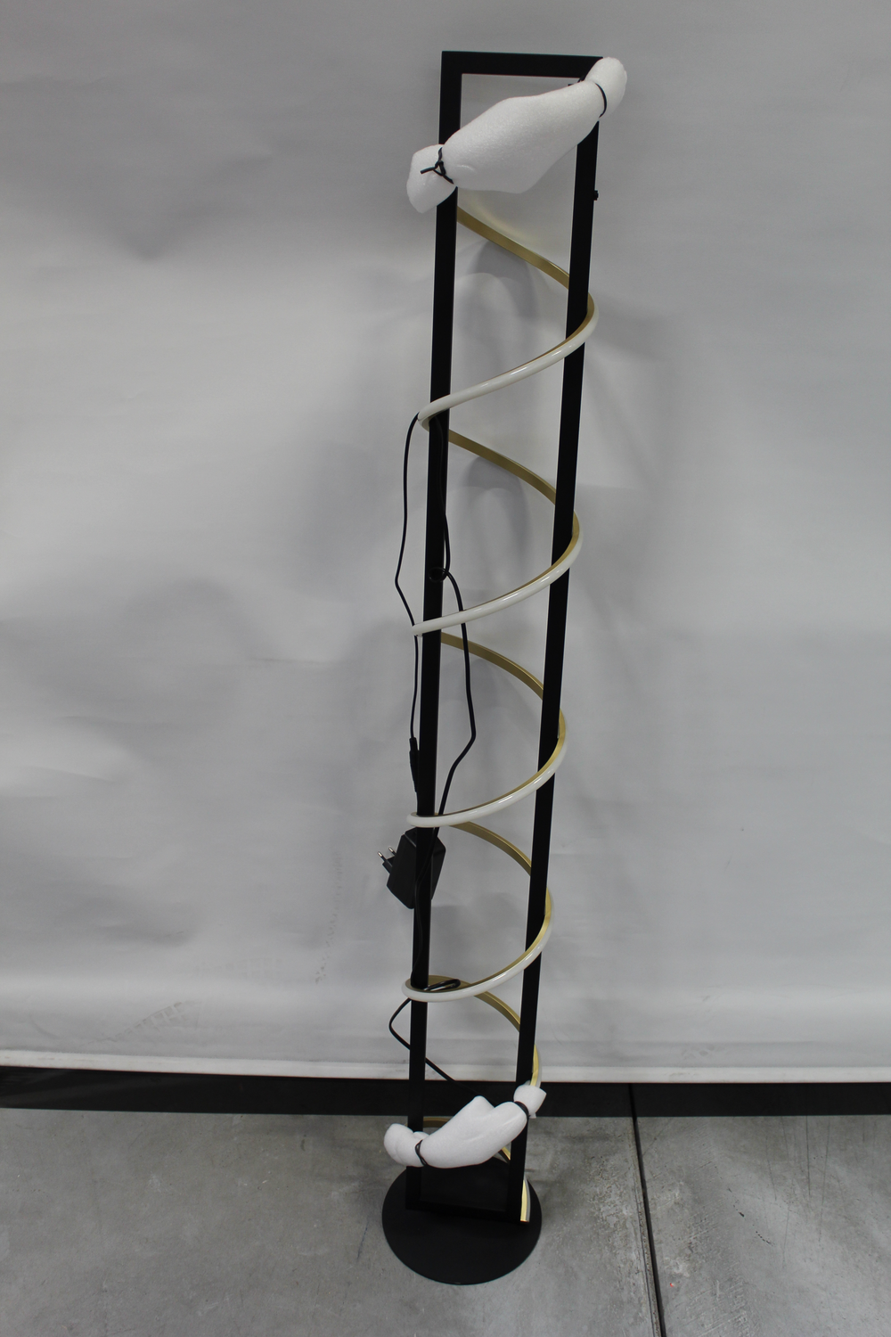 FISCHER &amp; HONSEL LED gólflampi Gwen svartgull málmur CCT 2 GALLAÐAR VÖRUR, B-flokks