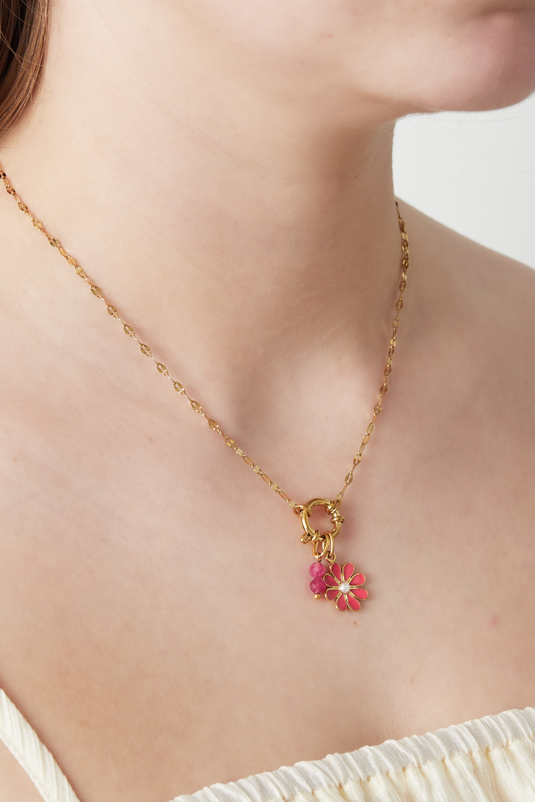 DIY-Halskette mit roten Blumen