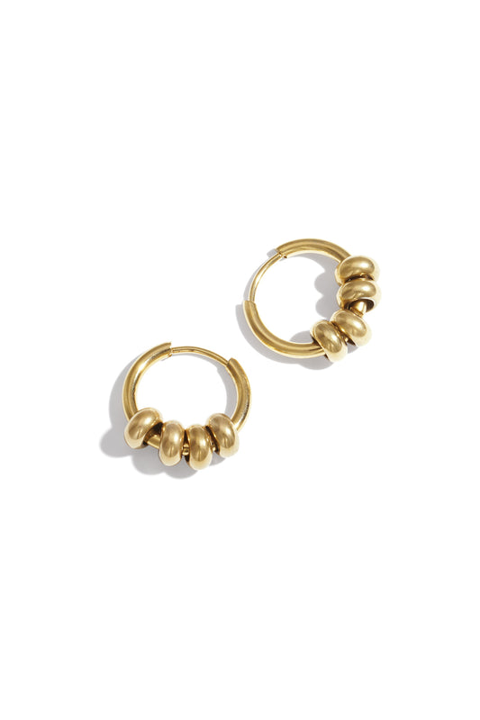 Kleine Creolen mit Perlen