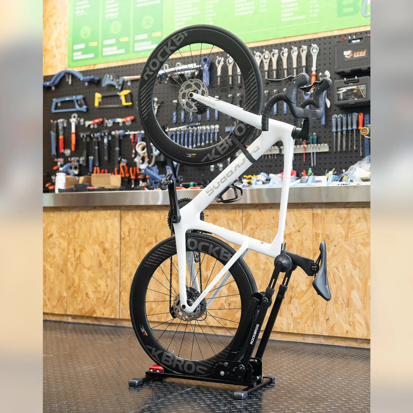 Bicycle folding stand with double struts made of carbon steel