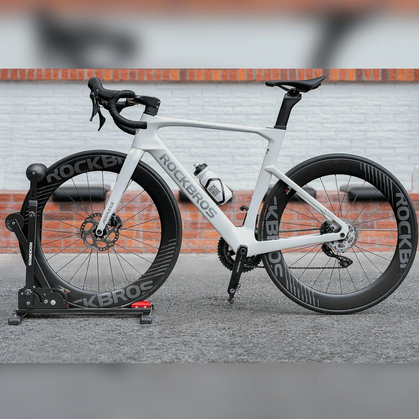 Bicycle folding stand with double struts made of carbon steel