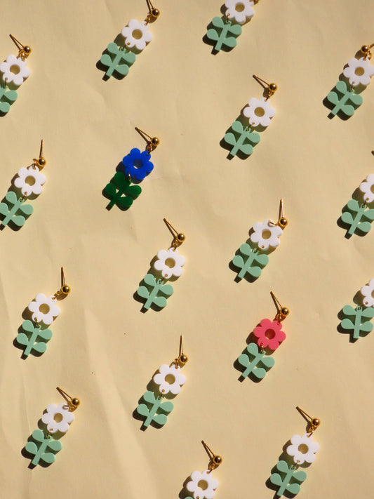 Statement-Ohrringe Blume & Blatt – Frühlingshafte Blumenohrringe in Weiß und Mint