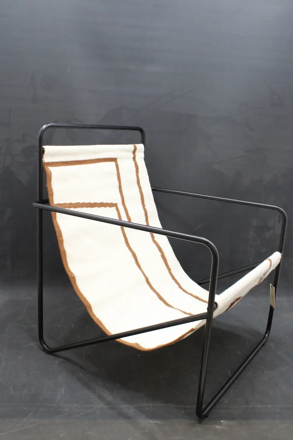 B-flokks Ferm Living Desert Chair svartur hægindastóll, setustóll með hægindastól