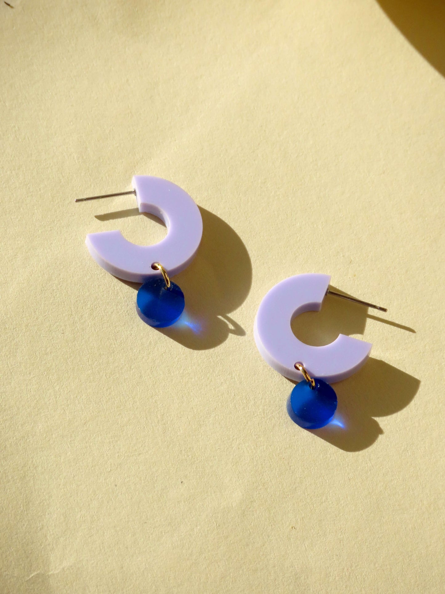 Creolen Silva aus Acryl und Edelstahl in flieder und tiefblau